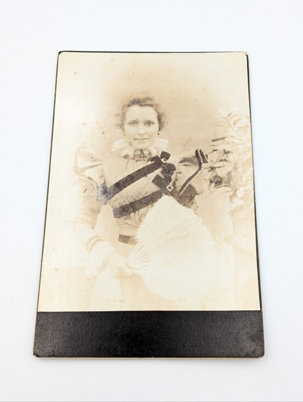 Antique Victorian cabinet card well dressed woman